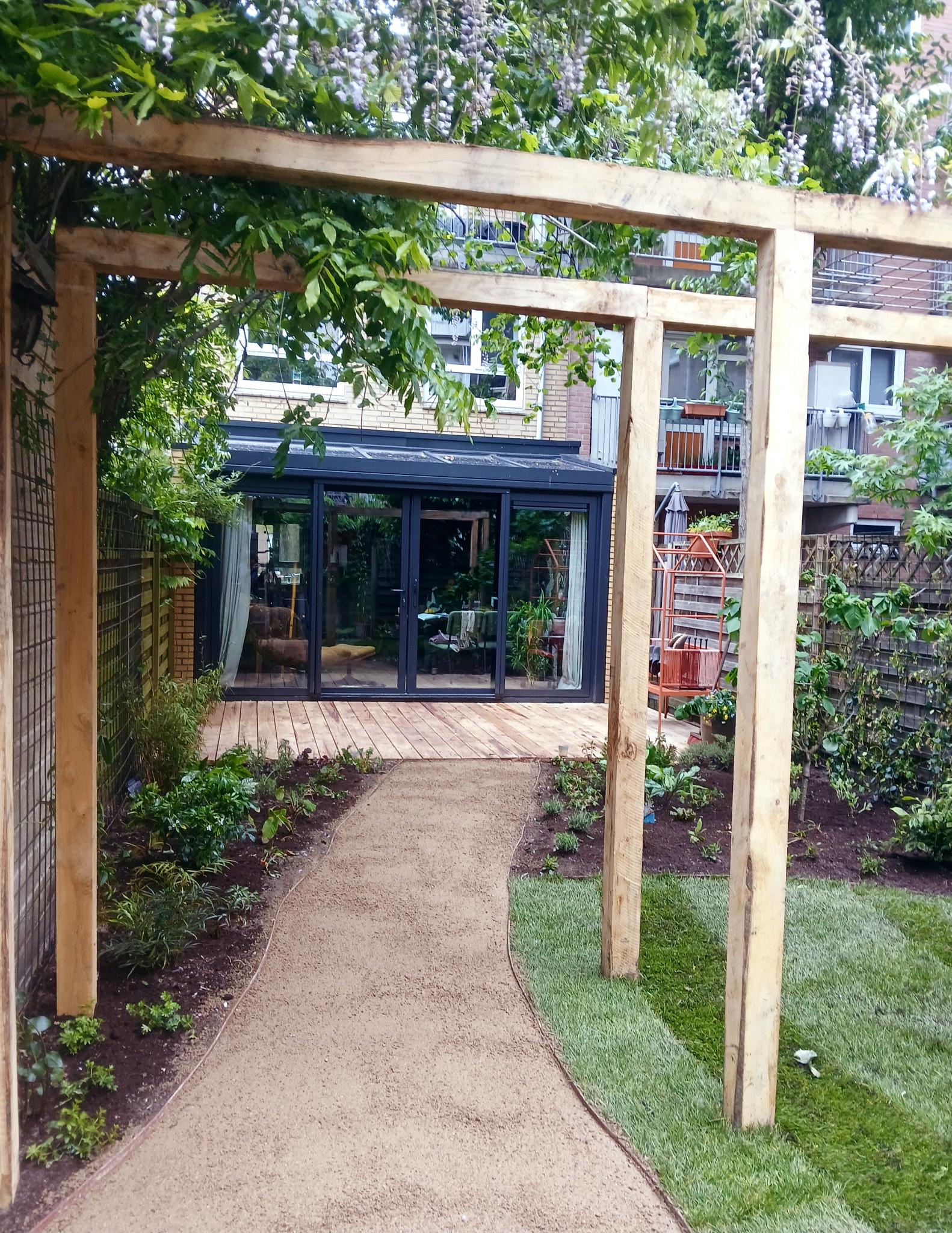 Kastanjehouten vlonder in een groene stadstuin in Amsterdam