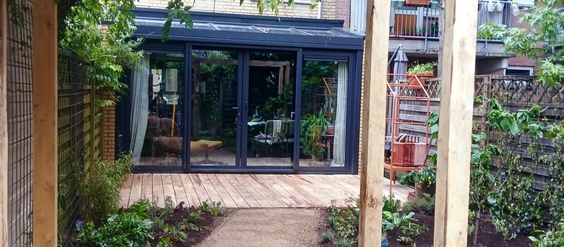 Kastanjehouten vlonder in een groene stadstuin in Amsterdam